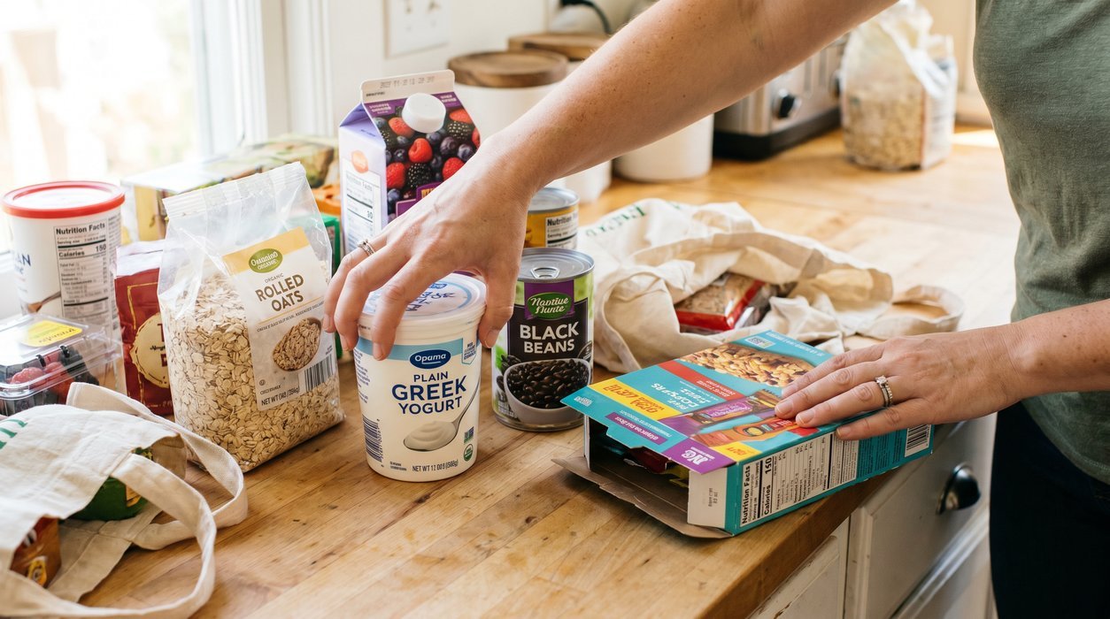 foods for prediabetes decision with fiber-rich groceries and refined snack options